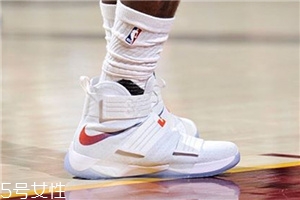 運(yùn)動(dòng)鞋不透氣怎么辦？購(gòu)買需謹(jǐn)慎