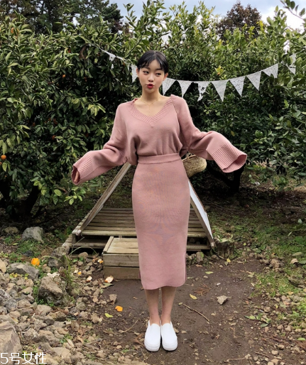 針織套裝配什么鞋子？彰顯時(shí)髦和個(gè)性