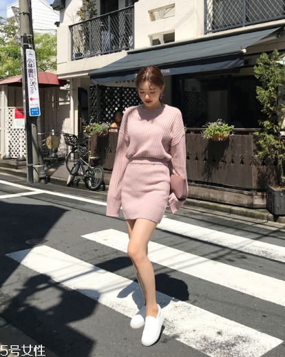 針織套裝配什么鞋子？彰顯時(shí)髦和個(gè)性