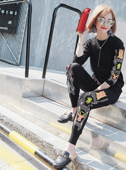 針織套裝配什么鞋子？彰顯時(shí)髦和個(gè)性