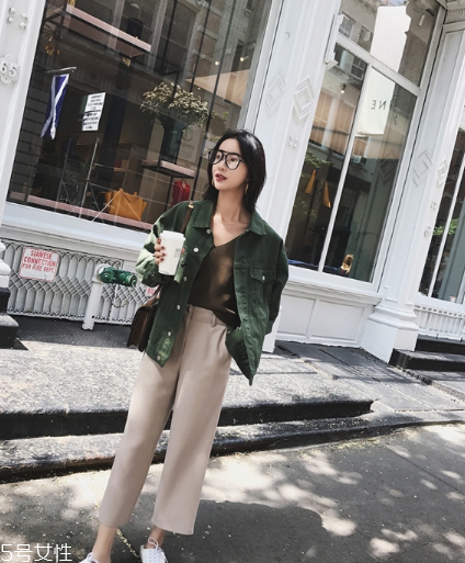 牛仔上衣配什么褲子好看？這個(gè)春天酷到爆