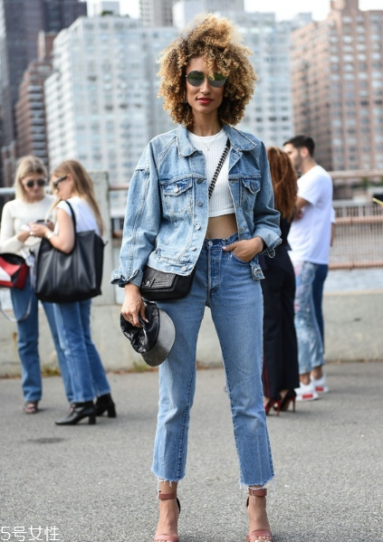 牛仔上衣配什么褲子好看？這個(gè)春天酷到爆