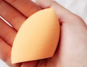 美妝蛋怎樣上妝更服帖？先浸濕再用