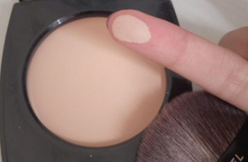 Chanel香奈兒柔光蜜粉餅好用嗎？春夏妝容救星