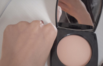 Chanel香奈兒柔光蜜粉餅好用嗎？春夏妝容救星