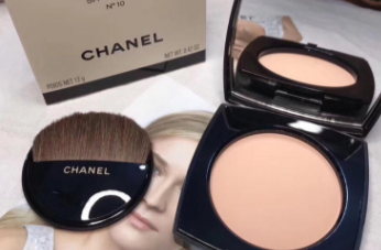 Chanel香奈兒柔光蜜粉餅好用嗎？春夏妝容救星