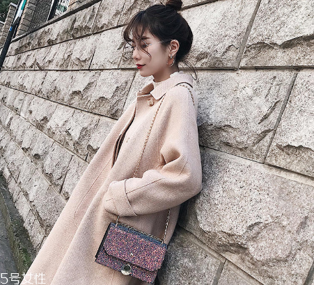 白領適合背什么款式包包？經(jīng)典款手袋來襲