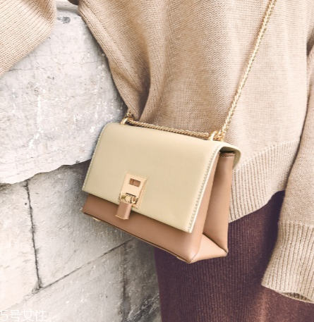 白領適合背什么款式包包？經(jīng)典款手袋來襲