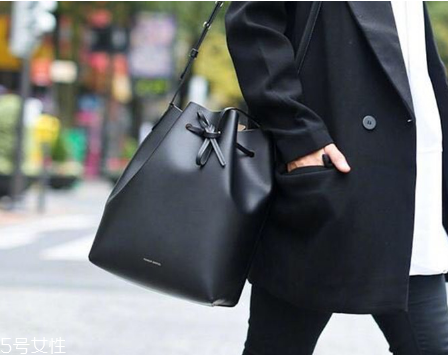 白領適合背什么款式包包？經(jīng)典款手袋來襲