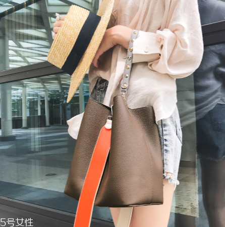 白領適合背什么款式包包？經(jīng)典款手袋來襲