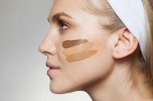 粉底液怎么涂不浮粉？指腹按壓避免脫妝