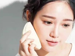 粉底液怎么涂不浮粉？指腹按壓避免脫妝