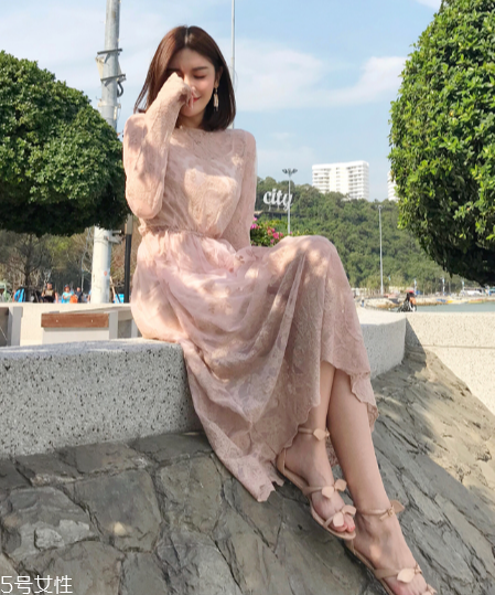 春天穿什么款式連衣裙好看？讓你早春美翻天