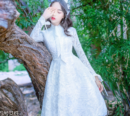 春天穿什么款式連衣裙好看？讓你早春美翻天