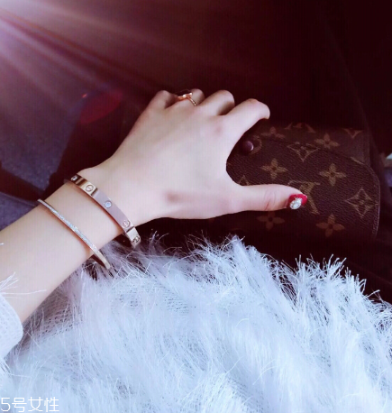 卡地亞手鐲可以戴著洗澡嗎？最好不要經(jīng)常碰水