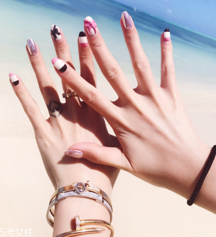 卡地亞手鐲可以戴著洗澡嗎？最好不要經(jīng)常碰水