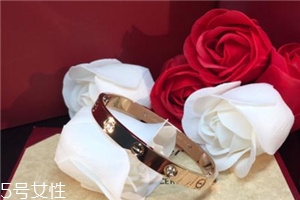 卡地亞手鐲可以戴著洗澡嗎？最好不要經(jīng)常碰水