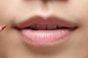 口紅怎么涂不會掉？唇妝固色三步走