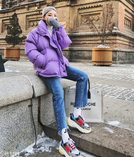 牛仔褲可以配皮鞋嗎？搭出時尚街拍范兒