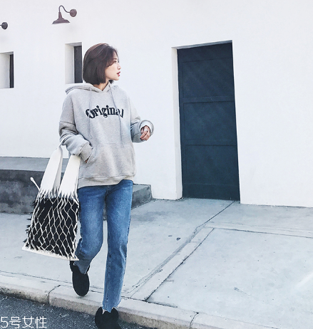 牛仔褲可以用洗衣液洗嗎？應(yīng)選用中性洗滌產(chǎn)品