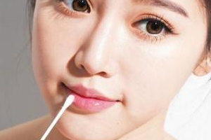 口紅雨衣用完會油么？紙巾抿一下不會油