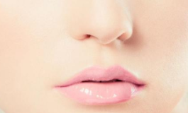 口紅雨衣用完會油么？紙巾抿一下不會油