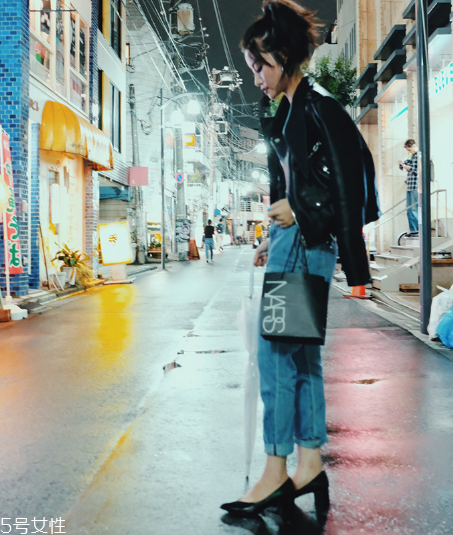 牛仔褲可以配籃球鞋嗎？打造活力運動范兒