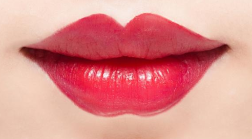口紅雨衣能和唇蜜一起用嗎？一起用會殘妝