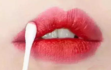 口紅雨衣能和唇蜜一起用嗎？一起用會殘妝