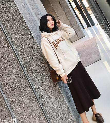 黑色針織裙配什么鞋子？各種風(fēng)格隨意切換