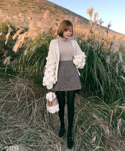 白色針織衫怎么搭配？今年開春這樣穿