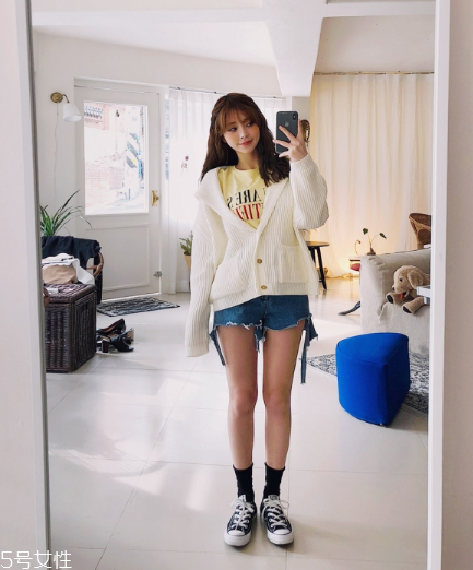 白色針織衫怎么搭配？今年開春這樣穿