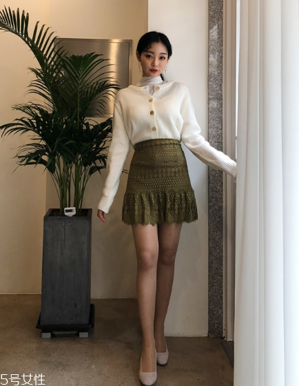 白色針織衫怎么搭配？今年開春這樣穿