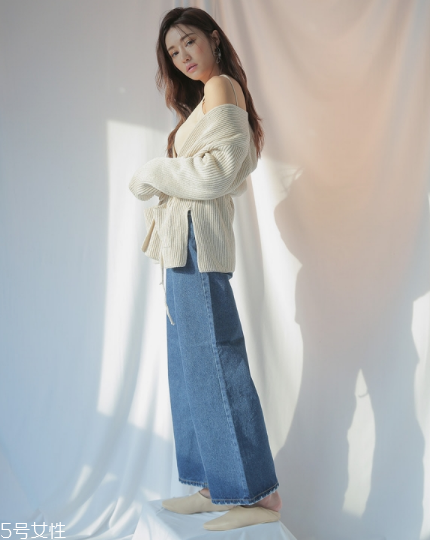 白色針織衫怎么搭配？今年開春這樣穿