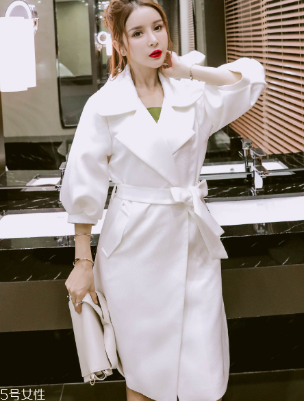 2022年流行風(fēng)衣有哪些款式？這幾款都是必備款