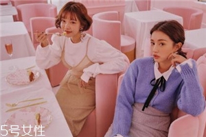 紫色針織衫怎么搭配？開春穿出浪漫甜美氣息