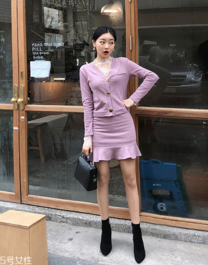 紫色針織衫怎么搭配？開春穿出浪漫甜美氣息