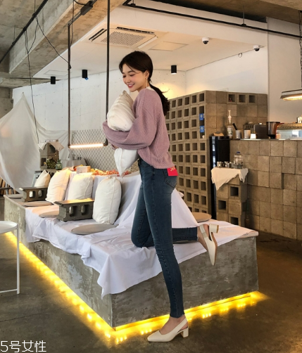 紫色針織衫怎么搭配？開(kāi)春穿出浪漫甜美氣息