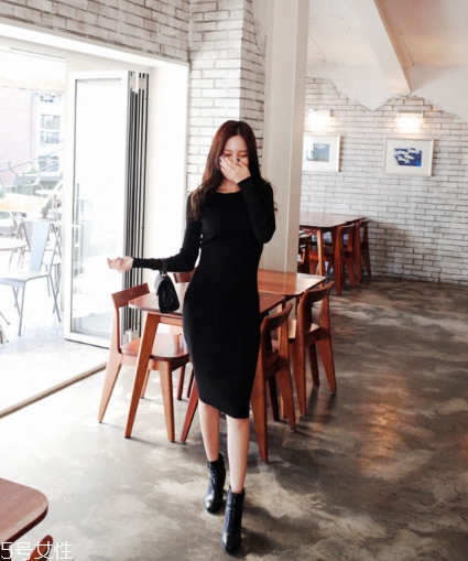 黑色針織連衣裙配什么鞋子？微胖女生也能駕馭