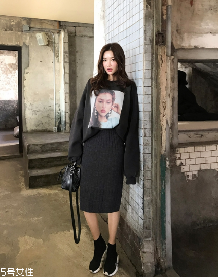 黑色針織裙配什么上衣好看？小女人溫柔氣質(zhì)盡顯