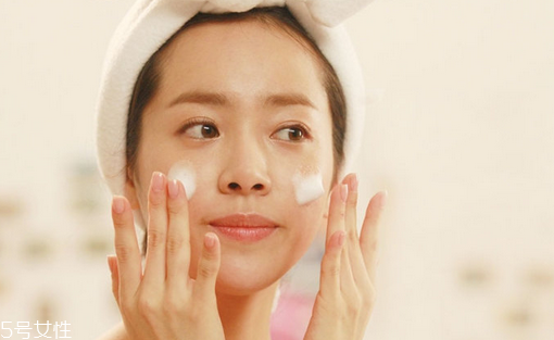 干性皮膚夏季適合用什么化妝水 化妝水要分量多次涂抹 干性皮膚夏季適合用什么化妝水 化妝水要分量多次涂抹