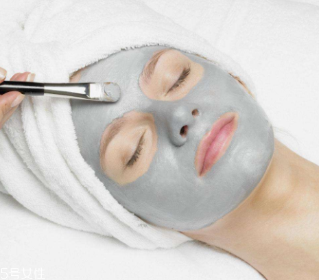 敷完面膜不洗臉會怎么樣？粉刺悶痘毛孔堵塞