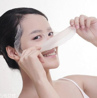 敷完面膜不洗臉會怎么樣？粉刺悶痘毛孔堵塞