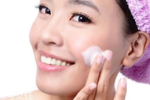 早上洗臉要用洗面奶嗎？油皮才需要