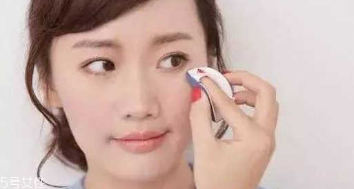 氣墊卡粉浮粉怎么辦？上妝方式換一換