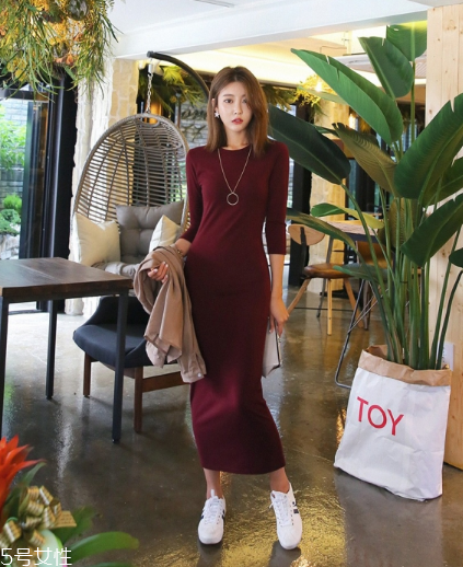 紅色針織連衣裙怎么搭配？氣質女神就是你