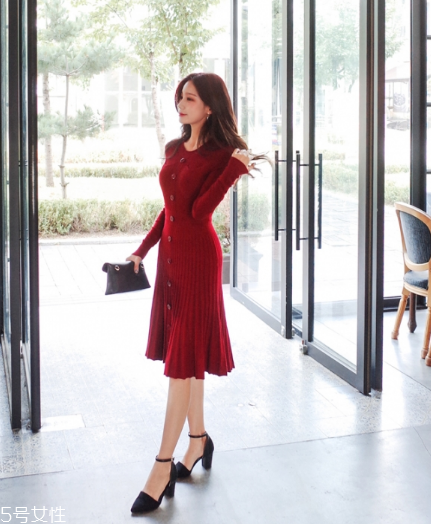 紅色針織連衣裙怎么搭配？氣質女神就是你