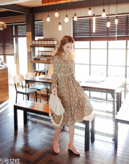 碎花連衣裙搭配什么鞋子？玩轉(zhuǎn)復(fù)古甜美