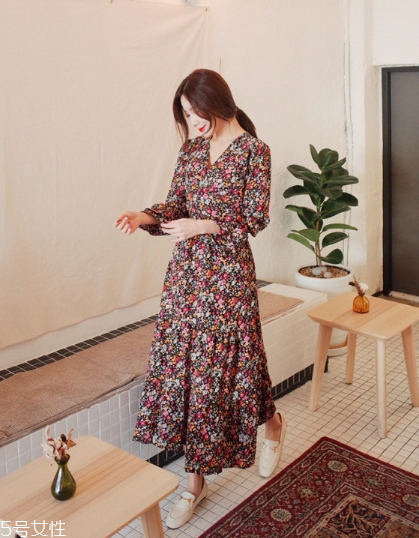 碎花連衣裙搭配什么鞋子？玩轉(zhuǎn)復(fù)古甜美