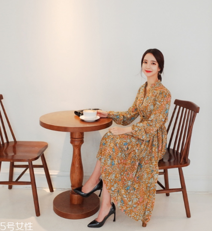 碎花連衣裙搭配什么鞋子？玩轉(zhuǎn)復(fù)古甜美